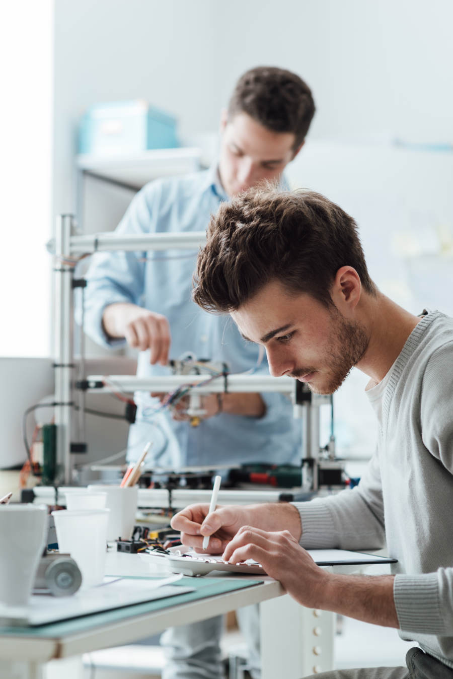 engineering-students-working-in-the-lab-PPFAGTH.jpg
